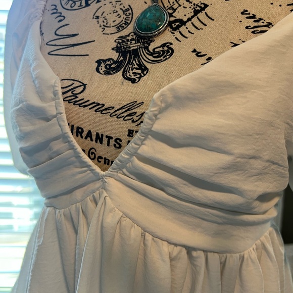 White blouse - Picture 4 of 6